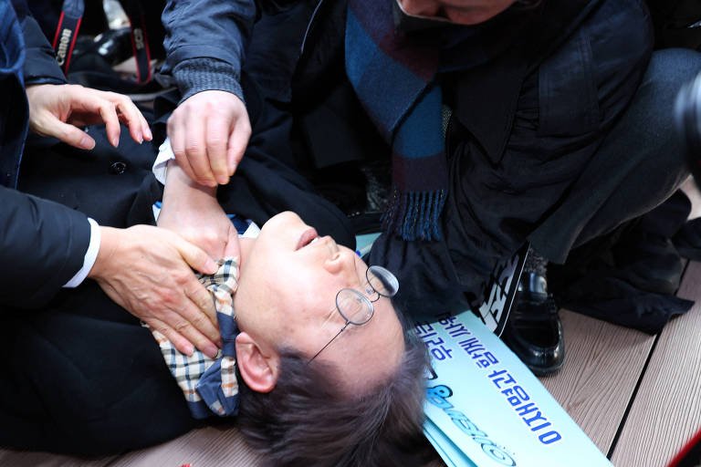 Líder da oposição na Coreia do Sul, Lee Jae-myung, é esfaqueado no pescoço